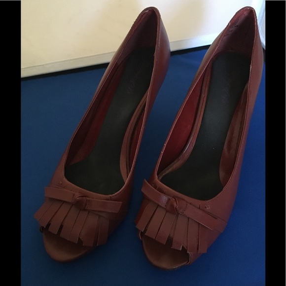 Versatile Color Classic Peeped Toe Heel—a Twist - Picture 3 of 4